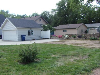 Double Garage & N Side of Lot.