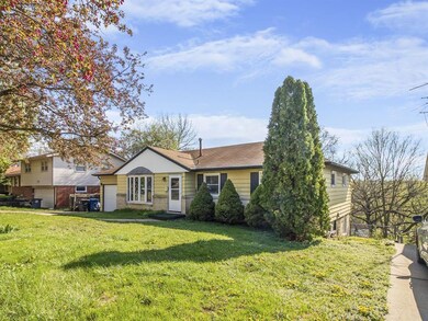 3917 Oakshire Rd, Des Moines, IA 50310 - photo 2