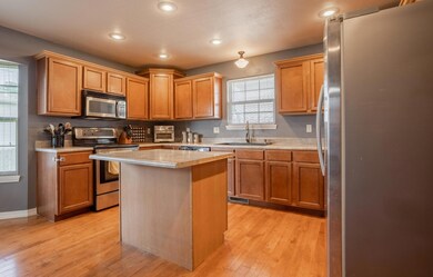 872WcrestwoodSt-9