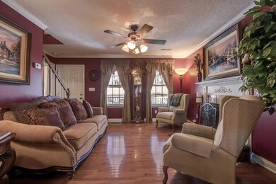 03_MapleCrestCircle_191_Living02
