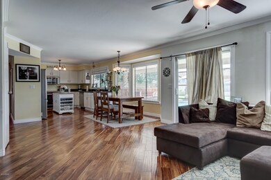 1537 E Vaughn Ave-12