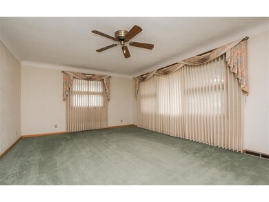 LARGE LIVING ROOM