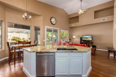 Kitchen Island w Breakfast Bar