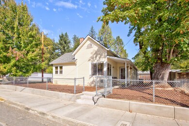 1114 NW B St, Grants Pass, OR 97526 - photo 2