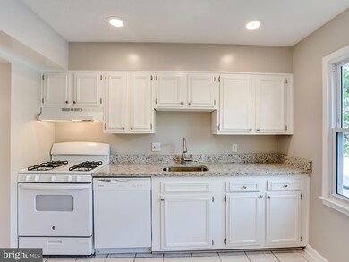 2057 Mayflower Dr, Woodbridge, VA 22192 - photo 3