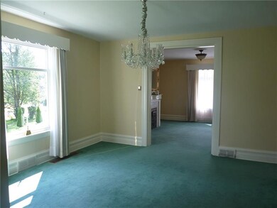 Plenty of light in the spacious living and dining 