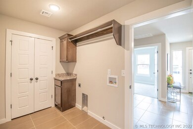 117 S Cedar Ave, Broken Arrow, OK 74012 - photo 6