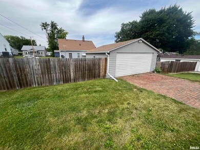 1319 W 36th St, Davenport, IA 52806 - photo 5