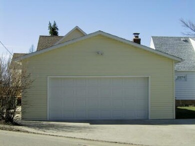 Double attached garage<|><|>