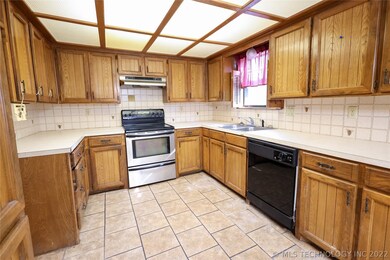 1722 Wildewood Dr, Ardmore, OK 73401 - photo 5