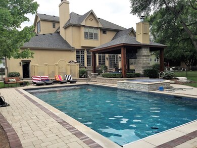 20' x 40' Gunite Pool with Spa. Salt water pool ha