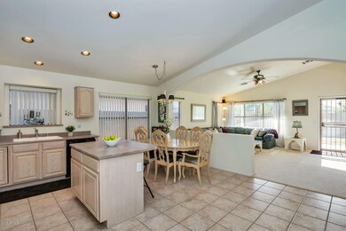 1001 W Ross Ave-large-006-24-Kitchen-150