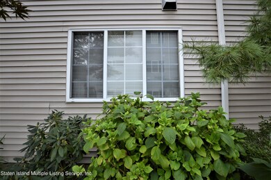 77 Robin Ct unit Side Apt, Staten Island, NY 10309 - photo 2