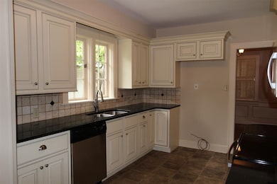 You will love preparing meals for friends and fami