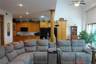 7616 Lichtenauer Dr, Shawnee, KS 66217 - photo 4