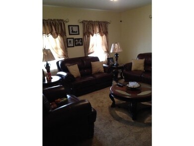 LARGE ENTRY FOYER