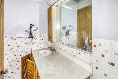 Unit 1_Bathroom2_1.jpg