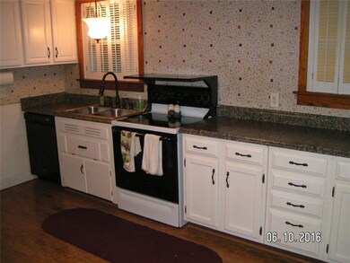 Updated Kitchen with lots of work space.