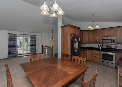 5525 Quercus Ln, Davenport, IA 52806 - photo 6