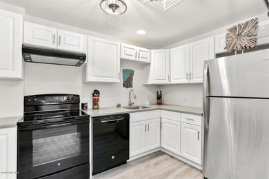 122 E Putnam Ave Unit 8-large-011-011-01