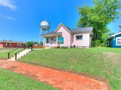 View of front of home featuring a front yard