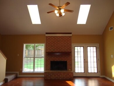 Vaulted Great Room w/SkyLights, Wood Laminate Flr.