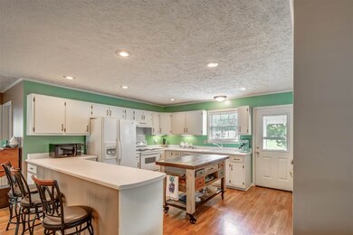 Lots of Cabinet space - Breakfast Bar