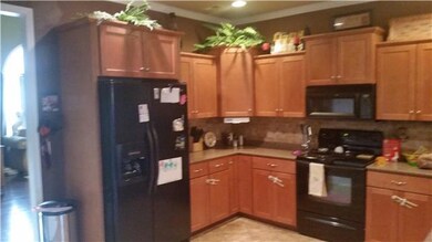 Nice full kitchen with modern appliances and surfaces.