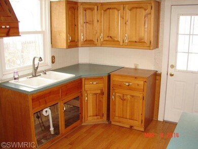 117 S Andrews St, Three Rivers, MI 49093 - photo 4