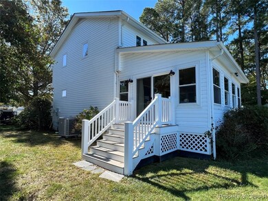 View of front of property featuring a front lawn a