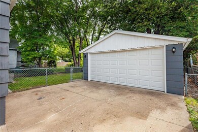 811 E 21st Ct, Des Moines, IA 50317 - photo 3