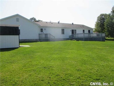 Backyard Spacious back deck, wonderful for enterta
