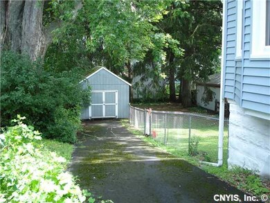 Garage Garage/Barn with fenced yard