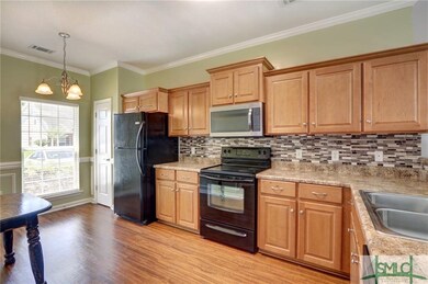 Kitchen with eat-in breakfast area and closet pant