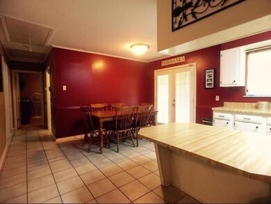 Kitchen & Breakfast Area