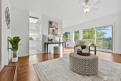 Open-concept living with stunning easterly views of Lake Sammamish and the Cascades.