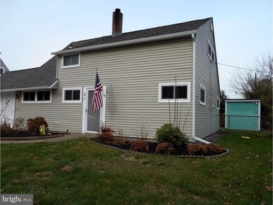 81 Roundwood Ln, Levittown, PA 19055 - photo 4