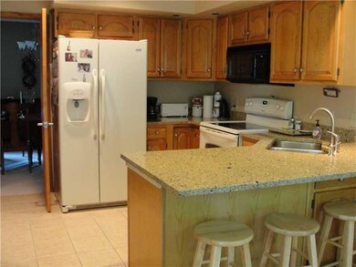 Kitchen. Eat-In Kitchen w/Breakfast Bar, Oak Cabin