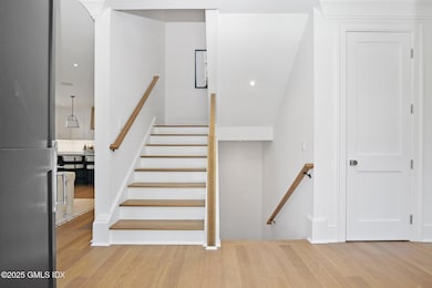 3-web-or-mls-148-e-elm-st-unit-a