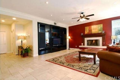 Large family room w/ built-in entertainment center