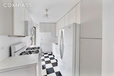 200 Central Park S unit 10A, New York, NY 10019 - photo 6