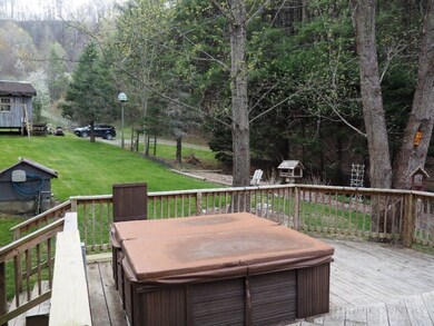 Hot tub: Large side deck with room for all the fri
