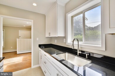 10813 Maple St, Fairfax, VA 22030 - photo 4