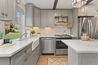 376 Knapps Hwy, Fairfield, CT 06825 - photo 3