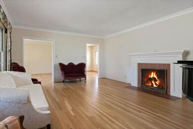 2685 Poli St-MLS_Size-004-5-Living Room-