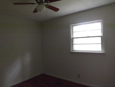 914 Mcarthur St, Manchester, TN 37355 - photo 6