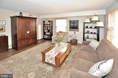 25 W Taylor Run Pkwy, Alexandria, VA 22314 - photo 2