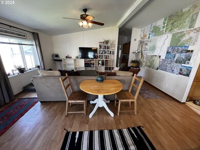 621 Dufur Ave, Maupin, OR 97037 - photo 4