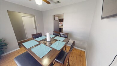 To the left you can see the garage door, to the right is the access to the kithen