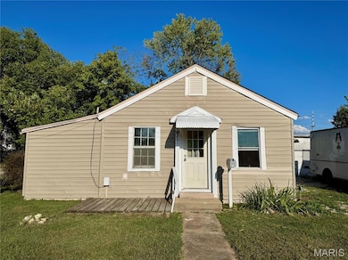 View of front facade featuring a front lawn